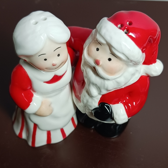 AVON Hugging Interlocking Santa & Mrs Clause Ceramic Salt and Pepper Shakers - Picture 2 of 4